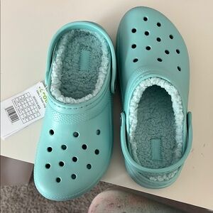 Girls NWT fleece lined crocs